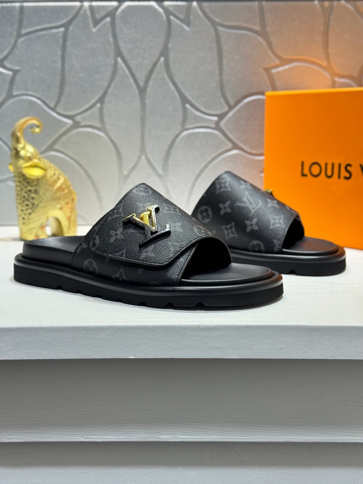 Men's Men's Shoes💰360 [New Style]🦇🦇Top Original [Louis Vuitton] Slippers for Couples👫Spring and Summer Style🎯🎯As an active family in the fashion industry ⭐ Lv takes bold innovation as its true nature ⚡Fabric and floral with hardware🔥Clean and neat ⚡Fashionable and elegant🌹Multiple colors available Size: 36-44 (45. Customized